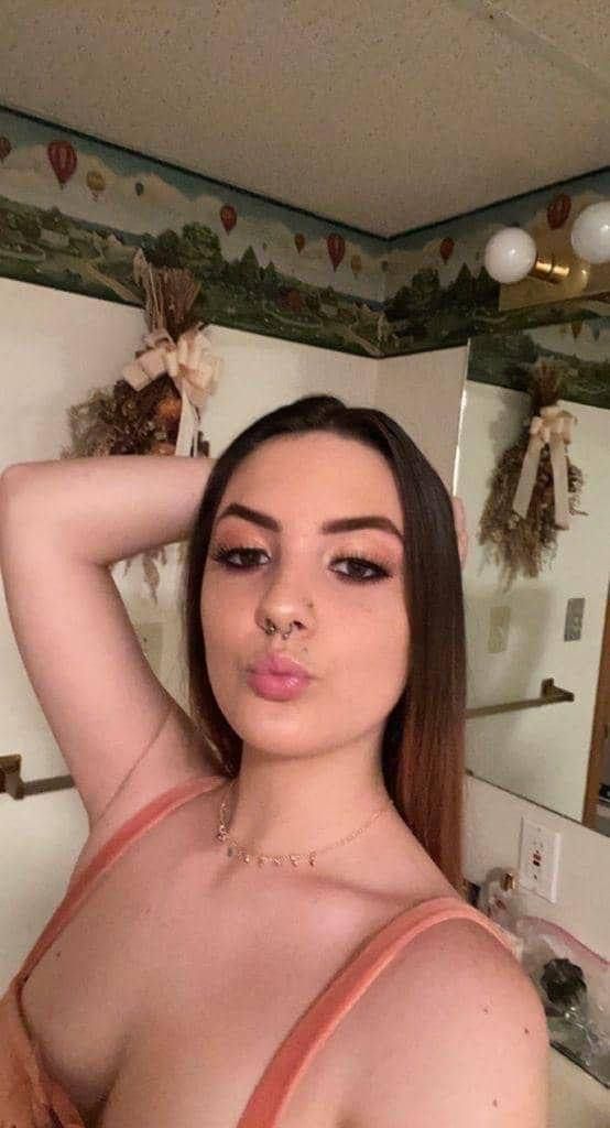 🍑💕🥰😘 I'M SCARLETT A HOT GIRL WITH CLEAN PUSSY AND TITS 420 FRIENDLY ,READY TO FUCK HARDER  💯 ,SUCK, SENSUAL BODY RUB AND ESCO - Image 2